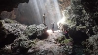 Gua Bidadari memiliki keindahan yang tersembunyi. Keindahan pemandangan dengan sorotan cahaya alami membuat tempat ini menjadi sasaran untuk pasangan yang ingin mencari lokasi prewedding.