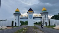 Selain wisata bahari, Buton Tengah juga dijuluki negeri 1.000 gua lantaran memiliki banyak gua yang bisa dijadikan ojek wisata.