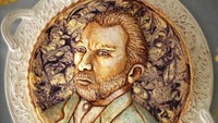Wanita yang tinggal di New Zealand ini juga mewujudkan sosok Vincent van Gogh dalam bentuk pie. Ia membuatnya dalam rasa blueberry cheesecake!