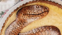 Karyanya begitu detail karena Devoney menjadikan adonan pie tak ubahnya kanvas. Lihat saja lemon tart pie dengan sosok ular ini.