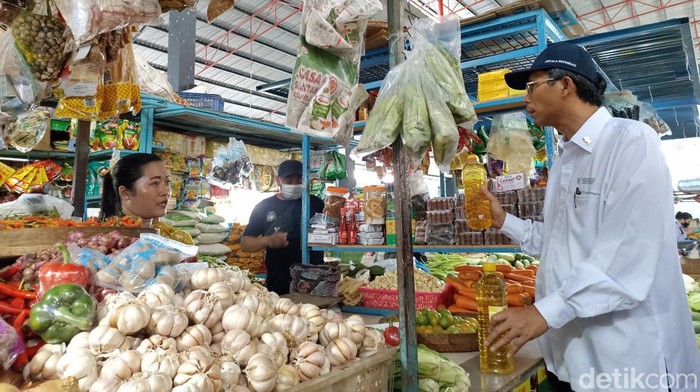Dirgen Perdagangan Mendag cek harga bahan pokok di Pasar Pon Kota Blitar