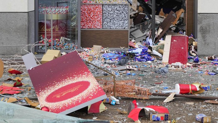 Duarrr! Akuarium Raksasa di Jerman Meledak, Ikan Berhamburan 16 December 2022, Berlin: Debris lies outside the entrance to a candy store next to the doors to Sea Life at the Radisson Hotel. In the morning, the Aqua Dom in the hotel lobby had broken apart. Photo: Soeren Stache/dpa (Photo by Soeren Stache/picture alliance via Getty Images)