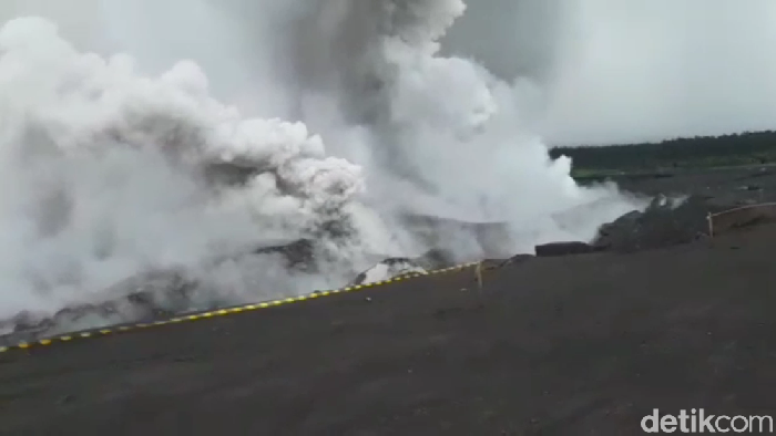Telah terjadi fenomena pasir mengalir tanpa air yang berasal dari Gunung Semeru, Jawa Timur. Hal itu bersamaan dengan banjir lahar dingin Semeru yang menyebabkan letusan sekunder.
