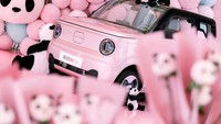 Meski sudah diluncurkan, namun Panda Mini EV baru akan dijual pada tahun depan. Sementara harganya diprediksi mulai dari US$ 5.700 atau Rp 88 jutaan hingga US$ 7.200 atau Rp 112 jutaan. Foto: Geely Global.