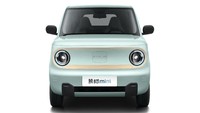 Seperti namanya, Panda Mini EV mendapat sentuhan ala hewan pemamah bambu. Pabrikan melaburinya dengan aksen hitam dan putih, namun warna utamanya biru muda dan pink. Kendaraan tersebut terlihat ‘menggemaskan’ dan cocok digunakan di jalan-jalan ramai. Foto: Geely Global.