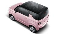Geely Panda Mini EV menggunakan motor listrik 30 kW dan baterai LFP yang dibuat Guoxuan Hi-Tech. Pembekalan tersebut membuat kendaraan mampu menempuh perjalanan hingga 150 kilometer. Itu sudah terbilang cukup untuk penggunaan di dalam kota. Foto: Geely Global.