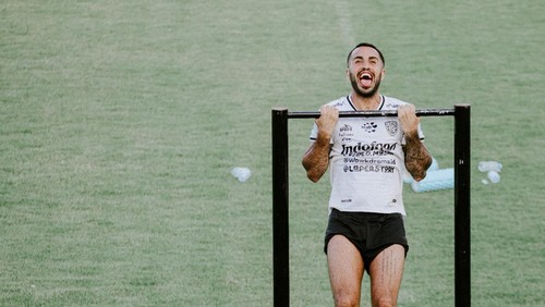 Gelandang tengah Bali United, Brwa Nouri