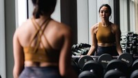 Gisel mengangkat beban untuk membentuk otot di lengannya. Foto: Nico/Instagram Gisel