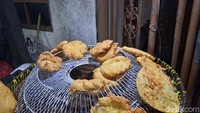Menu yang paling unik di sini adalah nanas goreng yang tak ada di tempat lain. Perpaduan buah nanas yang segar memiliki rasa yang unik balutan tepung yang renyah Foto: detikcom