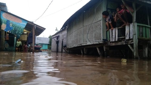 Hujan deras yang mengguyur sebagian wilayah di Kabupaten Dompu, NTB, menyebabkan puluhan rumah di Kelurahan Kandai 2, Kecamatan Woja, terendam banjir, Sabtu (17/12/2022).