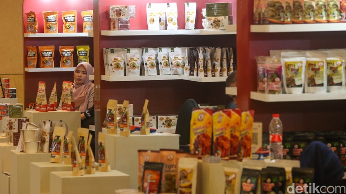 Sejumlah pengunjung mendatangi pameran UMKM BRIlian Preneur 2022 di JCC, Jakarta, Sabtu (17/12/2022).