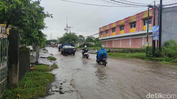 Jalan Paccerakkang Makassar tergenang.