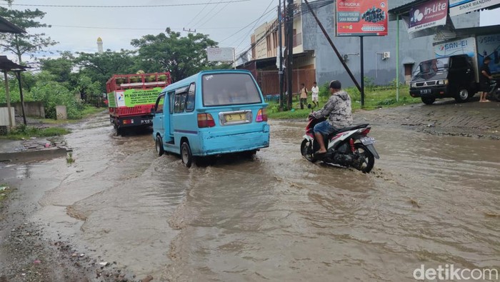 Jalan Paccerakkang Makassar tergenang.