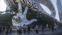 Wisatawan berfoto di depan Museum of The Future, Dubai, Uni Emirat Arab, Jumat (16/12/2022). 