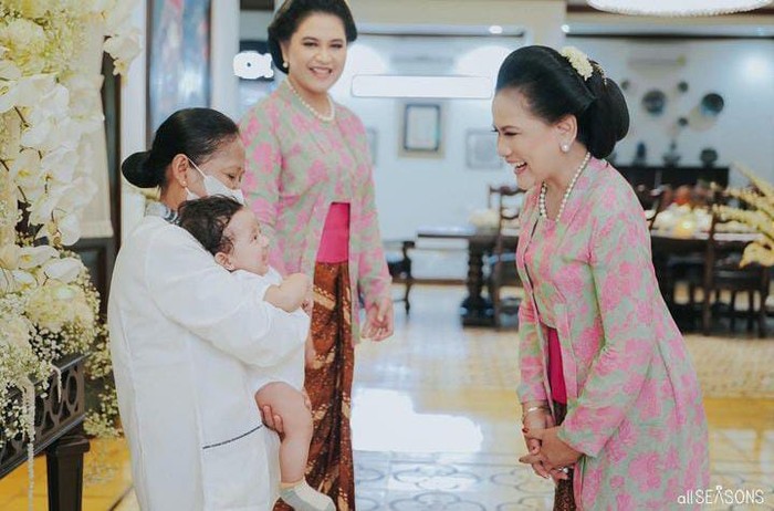Kahiyang mengunggah foto Al Saud yang tidak menggunakan beskap di nikahan Kaesang dan Erina