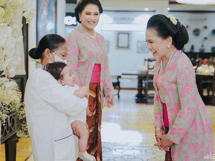Kahiyang mengunggah foto Al Saud yang tidak menggunakan beskap di nikahan Kaesang dan Erina
