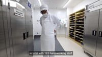 Para pekerja yang menyiapkan makanan ini juga harus menggunakan seragam khusus. Dilengkapu masker, sarung tangan, topi, dan sepatu khusus untuk masuk ke ruang masak. Foto: YouTube Paolo FromTokyo