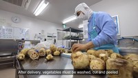 Semua bahan makanan diantar pada hari itu juga. Jadi, semuanya masih segar dan layak dimasak. Setelah pengantaran, proses memasak dimulai dengan menyiapkan sayuran. Foto: YouTube Paolo FromTokyo