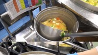 Setelah memasak nasi, mereka menyiapkan sup sayuran. Terdiri dari wortel, bayam, tahu, dan fish cake. Diolah dengan bumbu miso yang membuat rasanya manis gurih. Foto: YouTube Paolo FromTokyo