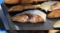 Untuk lauknya berganti setiap hari agar murid-murid tersebut tidak bosan. Kali ini mereka membuat ikan ekor kuning bumbu teriyaki. Setelah dibumbui teriyaki, mereka memanggangnya dalam oven. Foto: YouTube Paolo FromTokyo