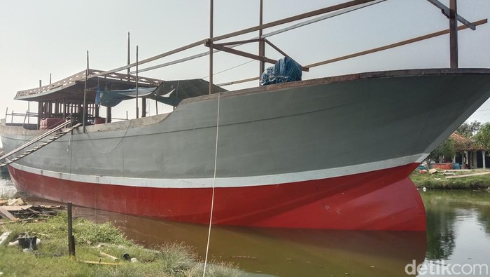 Kapal besar di Pelabuhan Karangsong, Kabupaten Indramayu