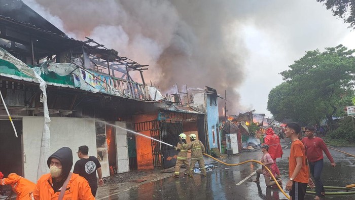 Kebakaran di Manggarai Jaksel karena tersambar petir.