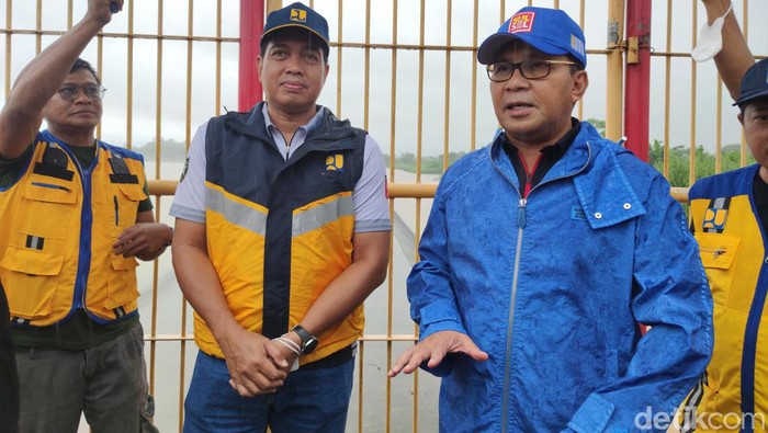 Kepala BBWSPJ Djaya Sukarno dan Wali Kota Makassar Moh Ramdhan Danny Pomanto meninjaui kondisi Waduk Nipa-nipa.