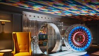 Sebagai bekas brankas bank, tempat ini diubah dengan dekorasi yang luar biasa. Pengunjung akan disambut dengan lampu neon yang modern. Foto: onlyinyourstate.com