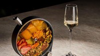 Tak hanya tempatnya yang unik, tetapi menu-menunya juga menarik seperti koktail ini yang terdiri dari tequila, stroberi, hibiscus, akar kunyit, dan buah pomelo.Foto: onlyinyourstate.com