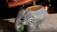 Tampaknya segala sesuatu yang ada di tempat ini memang dibuat semenarik mungkin. Bahkan, wadah minumannya saja unik karena berbentuk miniatur gajah. Foto: onlyinyourstate.com