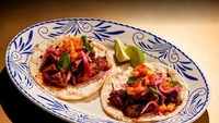 Tak perlu khawatir kelaparan, karena bar ini juga menyediakan menu makanan. Salah satunya makanan ini berupa taco dengan isian lengkap mulai dari potongan paprika, bawang merah, hingga daging. Foto: onlyinyourstate.com