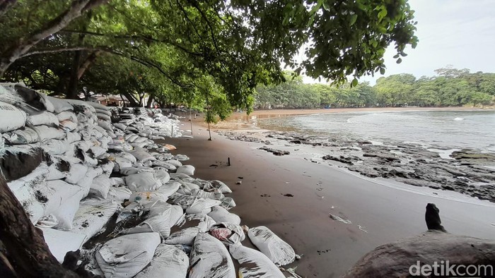 Kondisi di Pantai Batukaras akibat abrasi ekstrem.