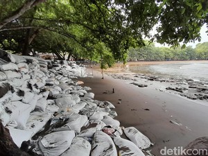 Abrasi Pantai Batukaras, Waspada Karang yang Muncul di Permukaan Pasir