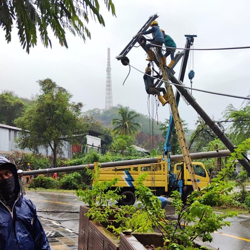 Kondisi tiang listrik roboh dan miring di depan Hotel Centro Bajo, Jalan Trans Flores, Labuan Bajo, Sabtu (17/12/2022) sore. (Istimewa)