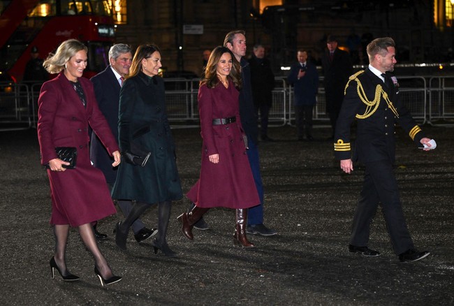 Konser Natal ini turut dihadiri sepupu William, Zara Tindall, dan adik Kate, Pippa Middleton. Mereka pun bersolek dengan busana burgundy. (Foto: Samir Hussein/WireImage)