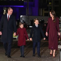 Aktivitas keluarga Kerajaan Inggris tetap berjalan seperti biasa terlepas dari kehebohan pengakuan bombastis Pangeran Harry dan Meghan Markle di serial dokumenter mereka yang tayang di Netflix. Pada Kamis (15/12/2022), Raja Charles III dan klannya menghadiri konser Natal di Westminster Abbey, London. (Foto: Samir Hussein/WireImage)