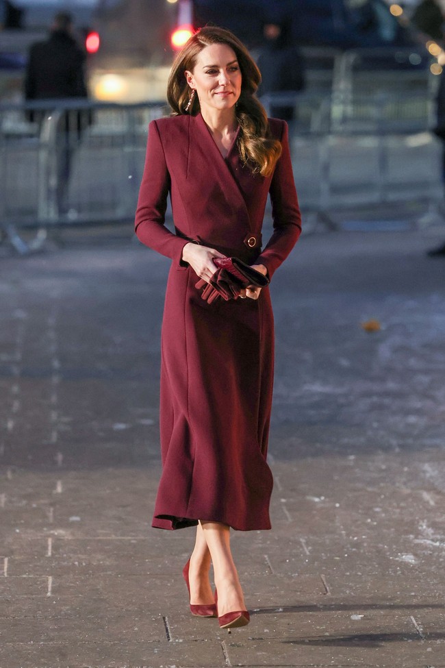 Mengandalkan tampilan monokrom, Kate Middleton melengkapi gayanya dengan aksesori senada, mulai dari sarung tangan dan clutch. Sepatunya pun burgundy. (Foto: Karwai Tang/WireImage)