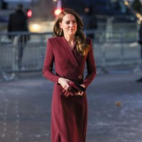Mengandalkan tampilan monokrom, Kate Middleton melengkapi gayanya dengan aksesori senada, mulai dari sarung tangan dan clutch. Sepatunya pun burgundy. (Foto: Karwai Tang/WireImage)