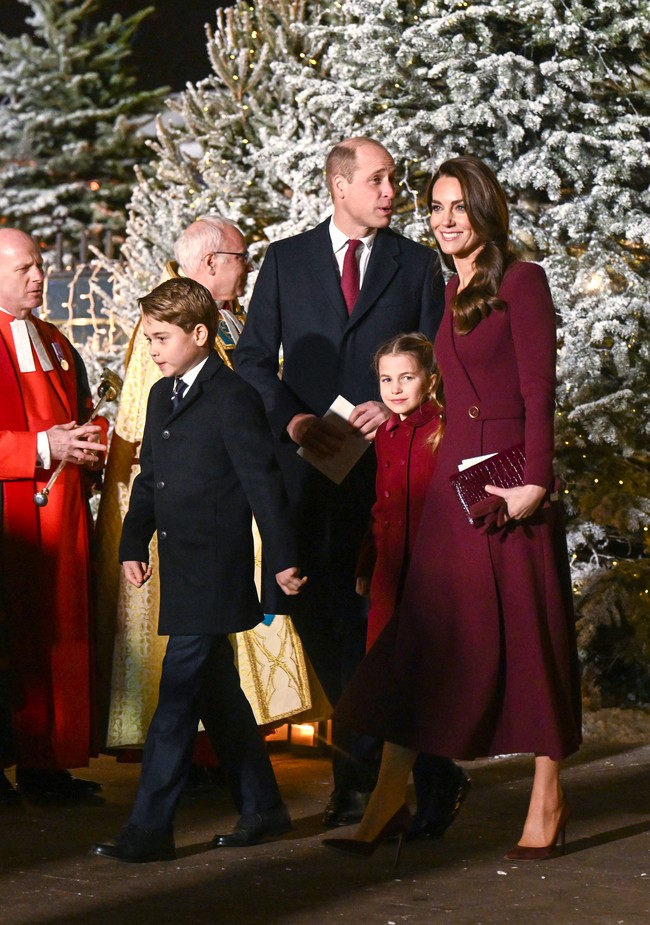 Maka untuk menandai momen istimewa ini, Pangeran William dan keluarga berpenampilan kompak. Istrinya yang juga Putri Wales, Kate Middleton, memilih coat dress berwarna burgundy dari label Epinone. Anak keduanya, Putri Charlotte, juga memakai coat senada. (Foto: Samir Hussein/WireImage)