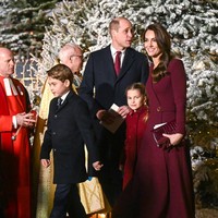 Maka untuk menandai momen istimewa ini, Pangeran William dan keluarga berpenampilan kompak. Istrinya yang juga Putri Wales, Kate Middleton, memilih coat dress berwarna burgundy dari label Epinone. Anak keduanya, Putri Charlotte, juga memakai coat senada. (Foto: Samir Hussein/WireImage)