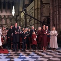 Dalam sebuah episode Harry & Meghan, Meghan Markle sempat menyinggung soal protokol busana keluarga Kerajaan Inggris yang harus dipatuhinya. Sepengetahuan saya, kamu tidak bisa memakai baju yang sama dengan Ratu jika ada acara keluarga. Tetapi kamu tidak boleh mengenakan warna yang sama dengan salah satu anggota keluarga yang lebih senior, katanya. Ia lalu mengatakan, Aku menggunakan baju berwarna pudar supaya aku bisa membaur. Supaya aku tidak terlihat menonjol. Mungkinkah penampilan Kerajaan Inggris ini menjadi sebuah fashion statement untuk menyindir Meghan Markle? (Foto: Yui Mok - Pool/Getty Images)