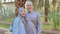 Via kini sudah menikah dengan Chevra Yolandi. Keduanya tengah umrah dan wisata ke kebun kurma nih! Alhamdulillah perut makin buncit, efek makan kurma gak kira kira nih, kata sang suami.