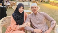 Mereka mengagendakan kulineran selama umrah. Via dan Chevra tampak mampir ke kafe kekinian di sana yang memiliki pemandangan indah.