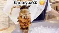Selain itu, keduanya mampir ke restoran seafood yang amat direkomendasikan supir lokal. Via tertarik beli ikan, cumi, hingga udang segar.