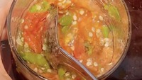 Ia tak kehabisan akan dalam membuat sambal. Tak ada ulekan, Via menghaluskan sambal di gelas dengan bantuan sendok.