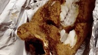 Saat sudah matang, sambal ini dimakan dengan aneka seafood yang sudah diolah matang. Salah satunya ikan goreng ini.