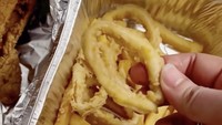 Tak lupa Via dan sang suami juga menikmati calamari (cumi goreng tepung) bersama kentang goreng. Duh nikmat ya! 
