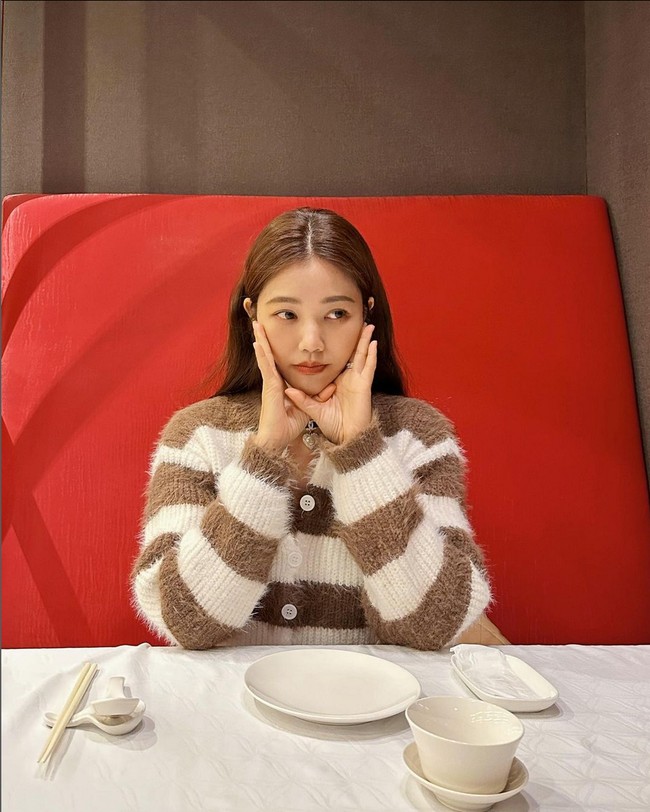 Satu lagi tips kecantikan yang tak kalah penting adalah banyak minum air putih serta konsumsi sayur mayur. Lure mengaku tidak mengonsumsi minuman lain selain air putih dan kopi hitam. Foto: Instagram/@lurehsu