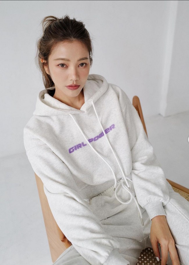 “Untuk menjaga kulit tetap sehat, sinar matahari juga sangat penting, tapi jangan berlebihan (berjemur) terutama saat musim panas dan selalu pakai sunscreen,” tambahnya. Foto: Instagram/@lurehsu