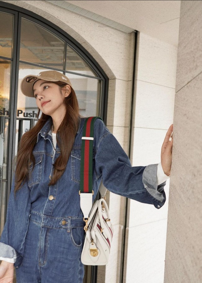 Rajin pakai pelembap adalah salah satu kunci memiliki kulit awet muda. “Melembapkan sangatlah penting. Sebenarnya penuaan, garis-garis halus dan permasalahan kulit lainnya bisa dikurangi dengan pakai pelembap,” ungkap Lure, seperti dikutip dari Brightside. Foto: Instagram/@lurehsu